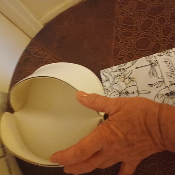 White gucci sunglass case - Picture 2 of 7